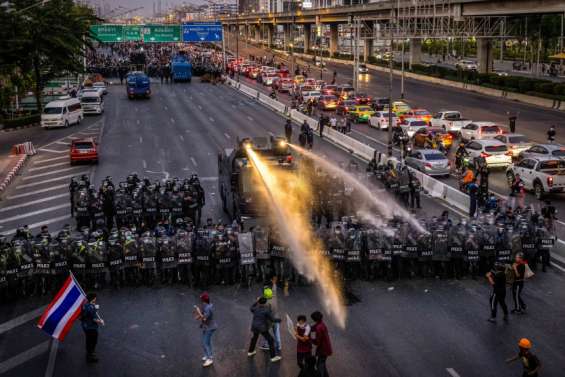 Balles en caoutchouc et canons à eau contre les manifestants