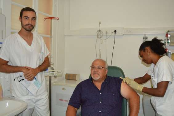 Trente premières injections contre la Covid-19