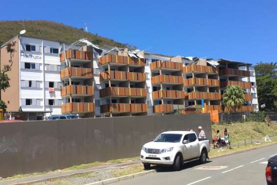 Niran : la toiture d'un immeuble de Tindu fortement endommagée