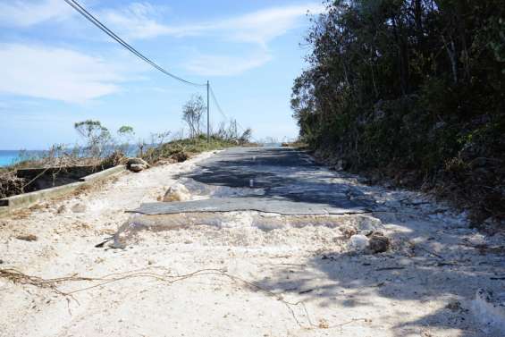 La route de Tadine et le port dégradés