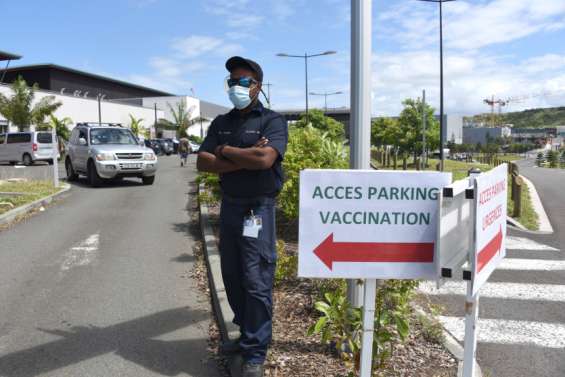 Tests de dépistage, vaccins, moyens hospitaliers : quelle stratégie ?