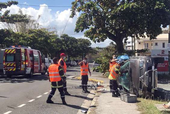 Impressionnante collision entre deux voitures, une partie du boulevard Extérieur fermée à la circulation