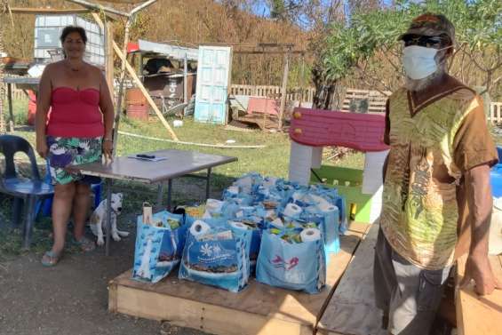 Le Secours catholique distribue des colis alimentaires dans les squats de Nouville