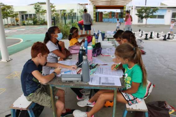 A l'école Téari à Koné, des enfants poursuivent les cours