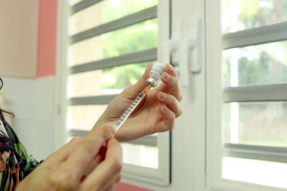 Olivier Véran annonce 6 000 doses de vaccin supplémentaires la semaine prochaine