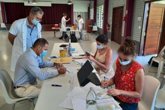 Première séance de vaccination à Boulouparis