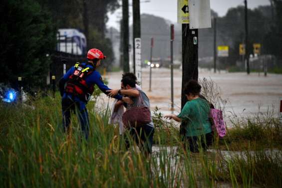 Côte Est : évacuations après des crues et des pluies record