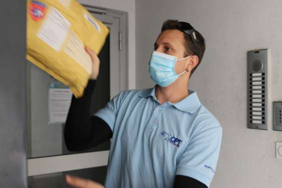 Contre virus et restrictions des libertés, les facteurs continuent de livrer