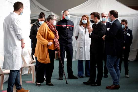 Macron promet encore d'accélérer la vaccination