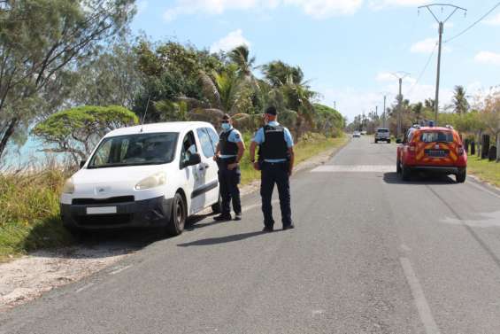 Les gendarmes font respecter les gestes barrières à Ouvéa