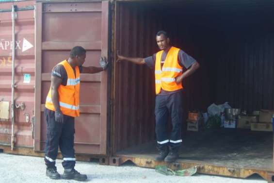 Maré : un conteneur ouvert pour faire parvenir des vivres à Nouméa
