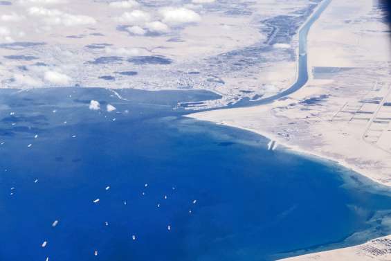 À Suez, le porte-conteneurs Ever Given a commencé à bouger