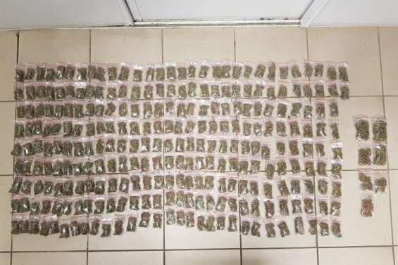 La police surprend deux dealers qui préparaient leurs pochons de cannabis à vendre