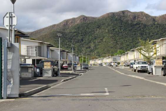 Thierry, 15 ans à peine, poignardé en plein cœur devant chez lui à Païta