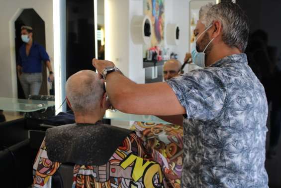 Un mois après, coiffeurs, restaurateurs et barmans retrouvent leurs habitués