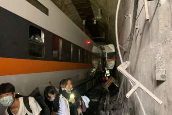 Le train déraille : des dizaines de morts