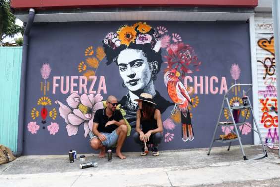 Les Mains baladeuses laissent leurs empreintes sur les murs de la ville