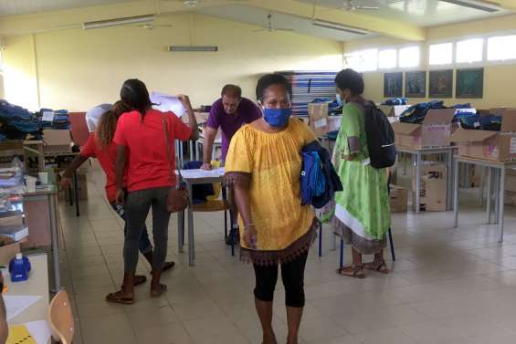 La distribution des nouvelles tenues a débuté au collège