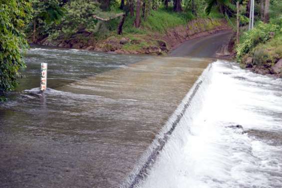 Trois radiers inondés et impraticables à Dumbéa rivière