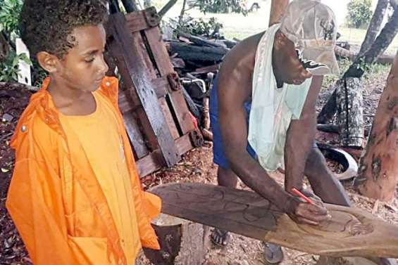 Des cadeaux sculptés par les Kunié pour le départ du commandant