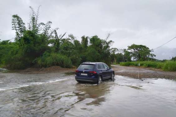 Des radiers et le pont de la Negropo toujours submergés