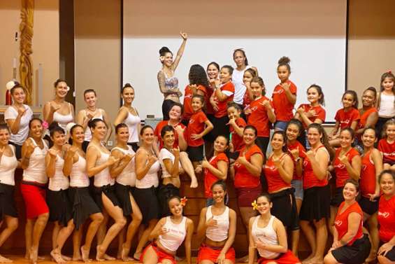 Cinquante danseuses tahitiennes à la salle Au Pitiri