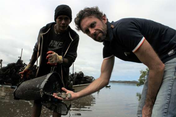 Élever des huîtres sous les tropiques, le défi perpétuel de Guillaume Lavergne