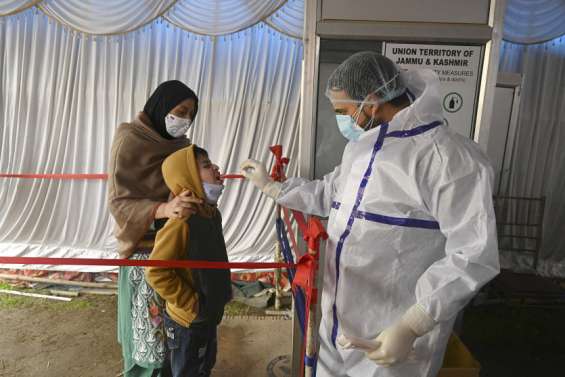 Des jeunes et un nouveau variant