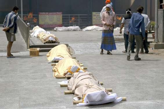 Record de morts en une journée en Inde, submergée par l'épidémie