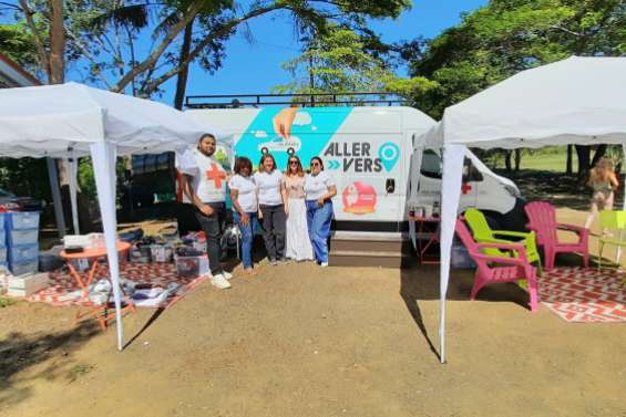 Un bus au marché pour aborder les violences intrafamiliales