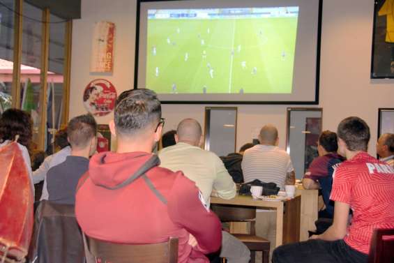 Football : au Sports Bar, les supporters parisiens repartent tête basse