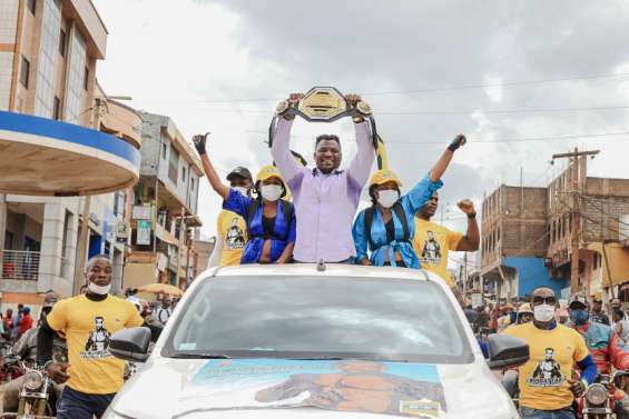 Le champion camerounais Ngannou accueilli en héros