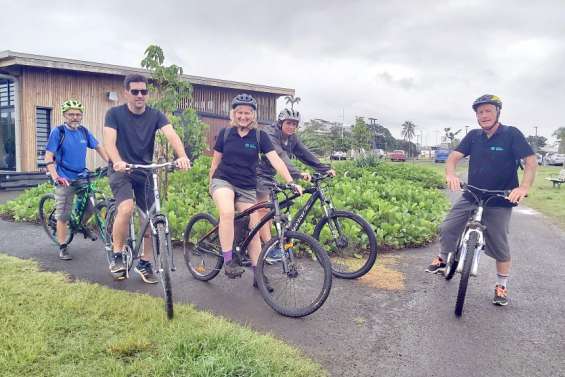 Une sortie pour explorer la flore du parc urbain à vélo