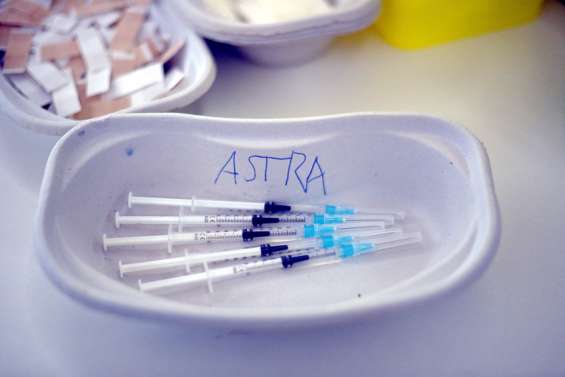 Castex veut rassurer sur AstraZeneca pour vacciner plus