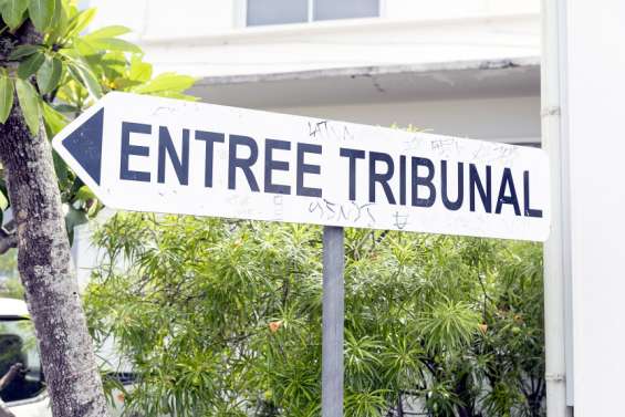 Il vient au procès avec un pull volé à sa victime