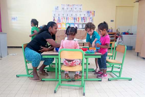 Les parents de Nengoné en immersion à l'école avec leurs enfants