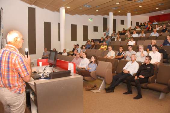 Une conférence pour éclairer les esprits sur l'électromobilité