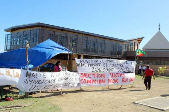 La grève de l'USTKE se poursuit à la mairie de Voh