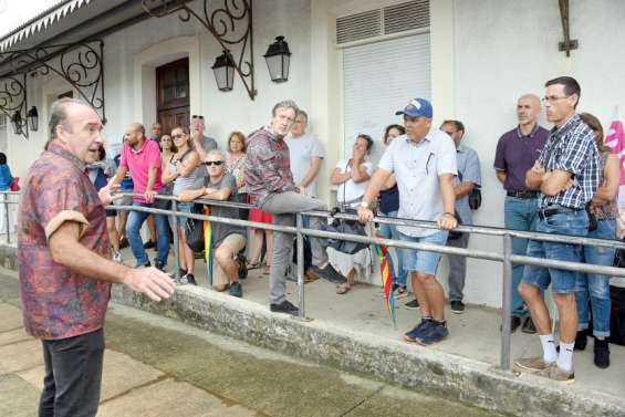 [VIDÉO] La colère des enseignants après l'agression au collège de Wani : 