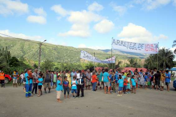 Ponérihouen : une centaine de marcheurs contre les vols en milieu scolaire