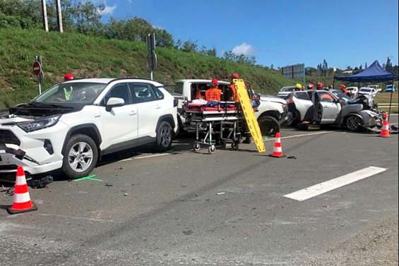 Kenu-In : accident entre trois véhicules, quatre blessés et la circulation bloquée dans les deux sens