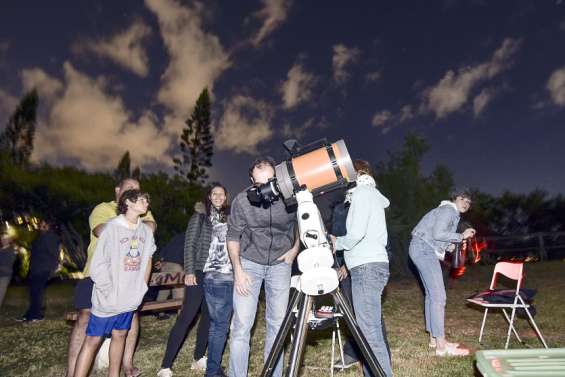 L'éclipse de Lune attire 300 curieux aux canons de Ouémo