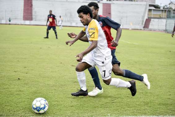 Football : Magenta accroche le leader