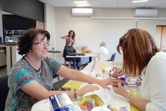 Navette et soins des mains pour les mères de la commune