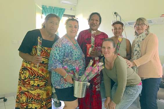 Une rose et un cadeau offerts aux mères de l'hôpital
