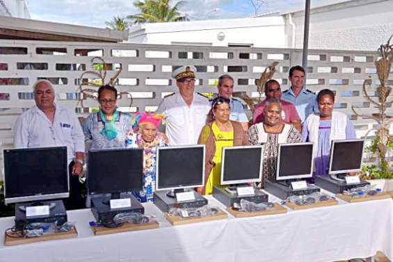 Six ordinateurs remis  à des associations