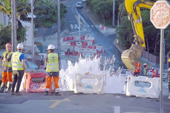 Impressionnante rupture de canalisation à Magenta