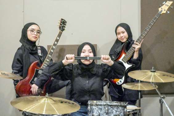 Trois jeunes Indonésiennes échappent à la vie rurale grâce au heavy metal