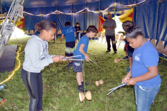 Une semaine d'initiation au cirque sous le chapiteau de la compagnie Crunc