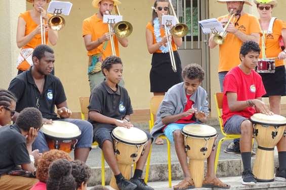 Les élèves du collège Djiet ont accompagné la fanfare Malawi